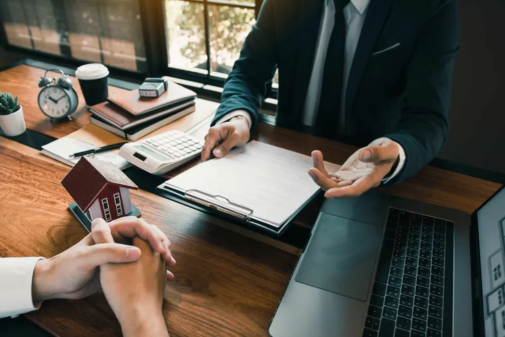 Kinney Agency agent shaking hands with a commercial insurance client